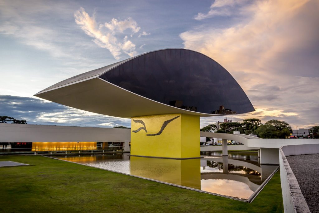 Museu Oscar Niemeyer – Curitiba – Paraná | Crédito editorial: Marcio Jose Bastos Silva/Shutterstock.com